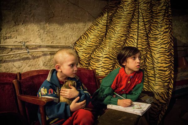 Павел Макеев и Рая Макеева, которые живут в подвале культурного центра в Донецке, Украина