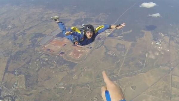 Скорая помощь в небе: инструктор спасает парашютиста