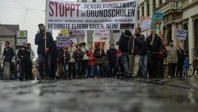 Марш родителей против “принудительной сексуализации детей в начальных школах Германии” в Германии