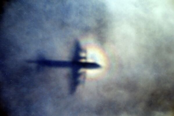 Тень новозеладского самолета P3 Orion, участвующего в поисках пропавшего Боинга MH370 в водах Индийского океана