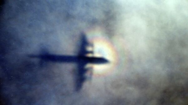 Тень новозеладского самолета P3 Orion, участвующего в поисках пропавшего Боинга MH370 в водах Индийского океана. Архивное фото
