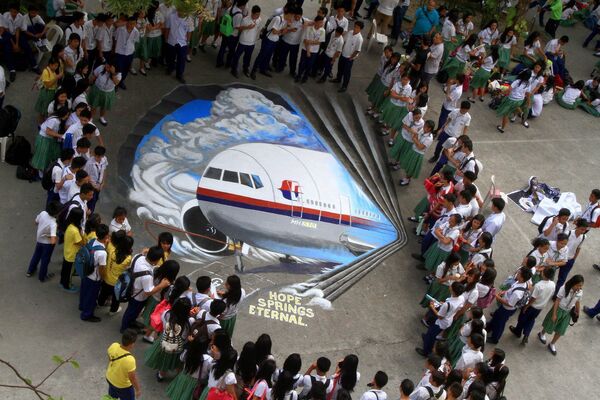 Школьники возле граффити, посвященного пропавшему рейсу MH370 компании Malaysia Airlines, Филиппины