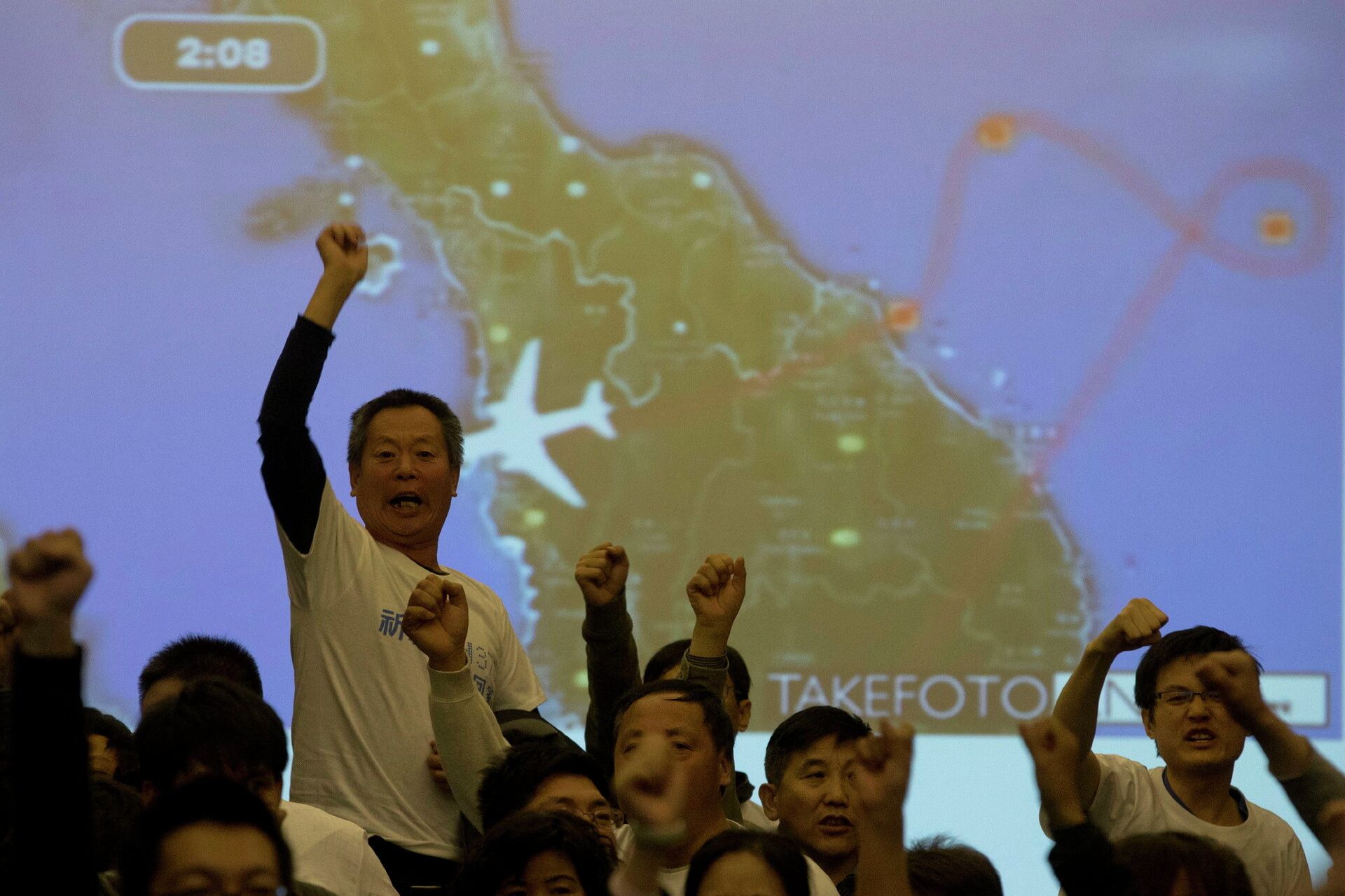 Родственники пассажиров пропавшего рейса MH370 авиакомпании Malaysia Airlines во время брифинга в Пекине, Китай  - РИА Новости, 1920, 06.03.2024