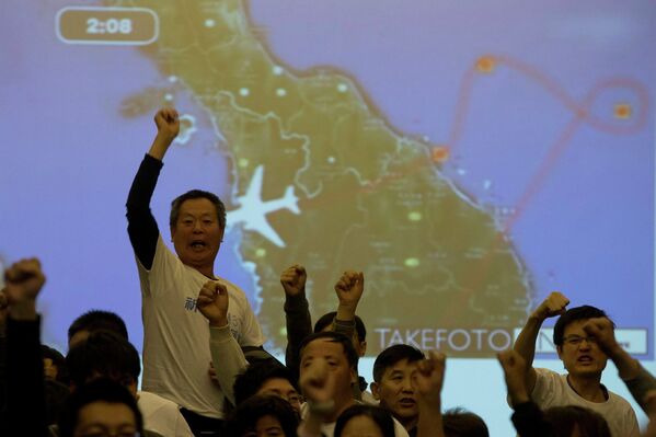 Родственники пассажиров пропавшего рейса MH370 авиакомпании Malaysia Airlines во время брифинга в Пекине, Китай