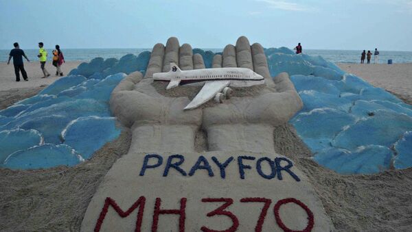 Песчаная скульптура индийского художника Сударсана Паттанайка, посвященная пропавшему рейсу MH370 авиакомпании Malaysia Airlines. Архивное фото