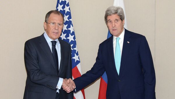 Министр иностранных дел РФ Сергей Лавров (слева) во время встречи с госсекретарем США Джоном Керри в Женеве. Архивное фото