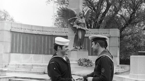Американский и советский моряки рядом с памятником жителям Бостона, погибшим во Второй мировой войне