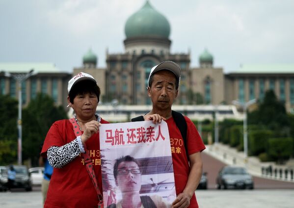 Родственники пассажиров пропавшего рейса MH370 авиакомпании Malaysia Airlines у резиденции премьера Малайзии в Путраджая с требованием отменить решение о признании их погибшими