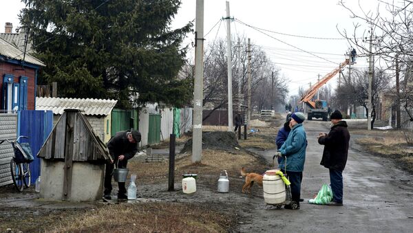 Жители города Дебальцево набирают воду из колодца. 1 марта 2015