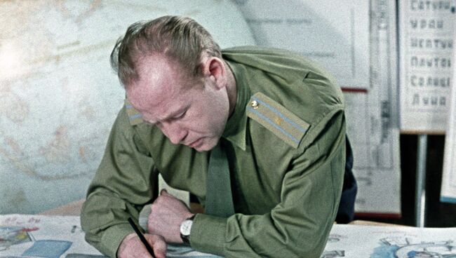 Летчик-космонавт Алексей Леонов за оформлением стенгазеты Нептун. 1965 год