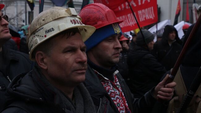 Шахтеры в касках и с флагами вышли на акцию протеста у Верховной рады