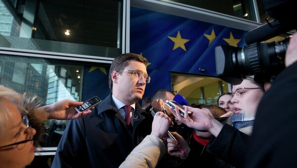 Министр энергетики РФ Александр Новак беседует с журналистами в Брюсселе. Архивное фото