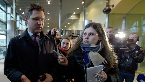 Министр энергетики РФ Александр Новак беседует с журналистами в Брюсселе