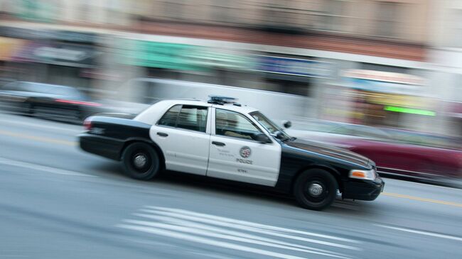 Машина полиции на улице в Лос-Анджелесе, США