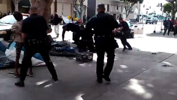 Кадр из видео с убийством бездомного сотрудниками полиции Лос-Анджелеса