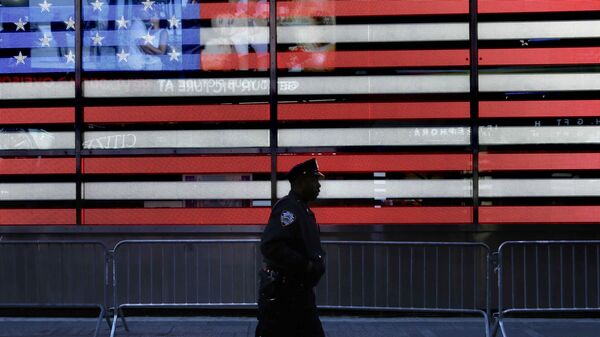 Полицейский на улице в Нью-Йорке, США