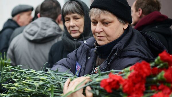 Жители Москвы у Сахаровского центра перед церемонией прощания с политиком Борисом Немцовым