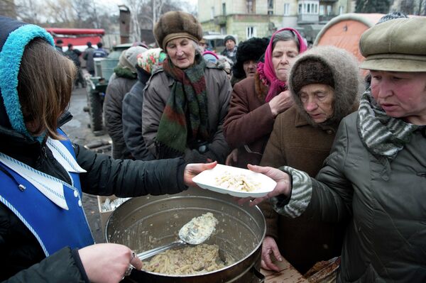 Местные жители стоят в очереди за едой на площади Ленина в Дебальцево, Украина