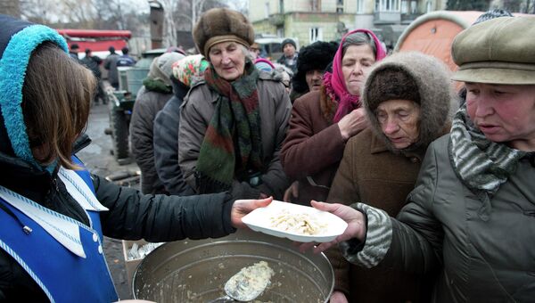 Местные жители стоят в очереди за едой на площади Ленина в Дебальцево, Украина