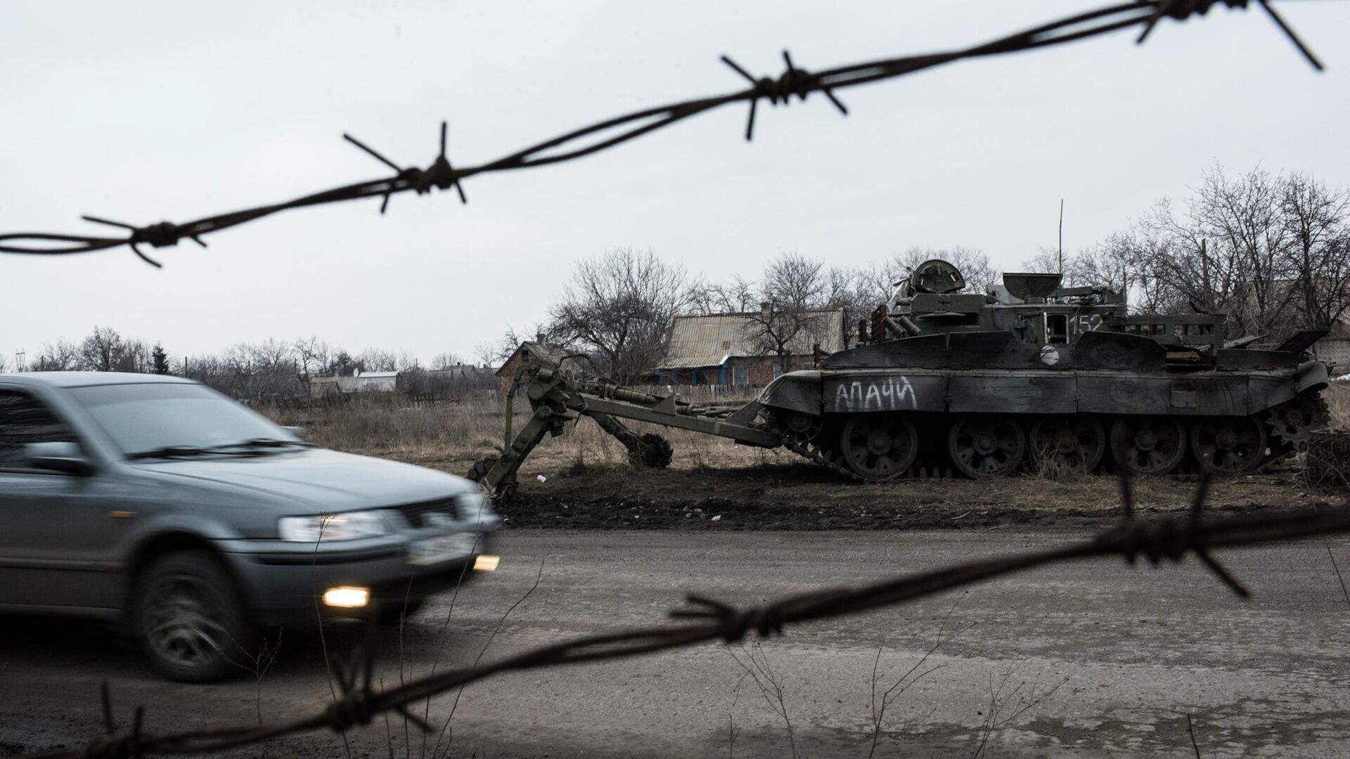 Автомобиль проезжает мимо брошенного танка украинской армии в Очеретино - РИА Новости, 1920, 14.05.2024