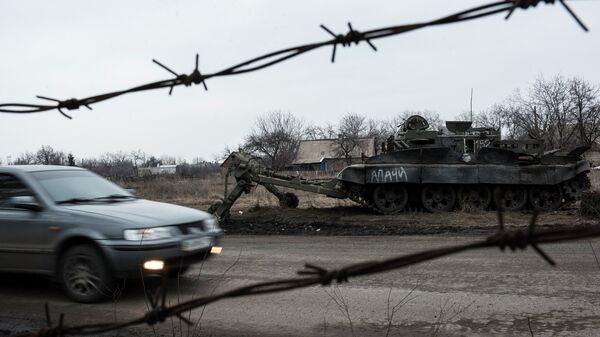 Автомобиль проезжает мимо брошенной техники украинской армии в Очеретино