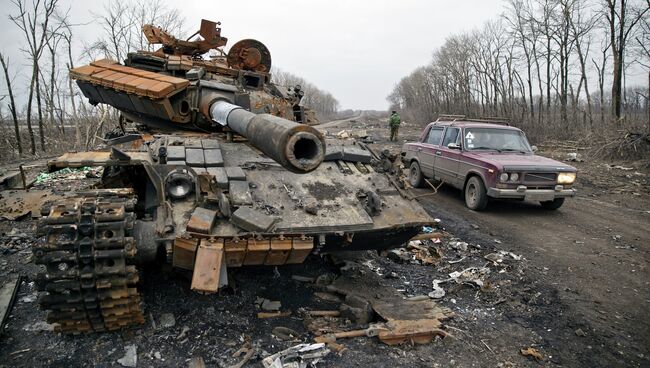 Брошенный танк украинской армии в Чернухино. Архивное фото