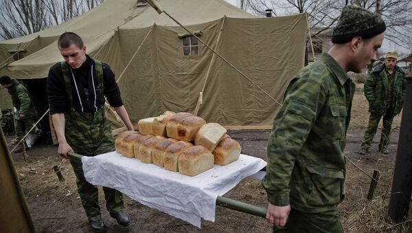Ополченцы несут хлеб для раздачи жителям. Архивное фото