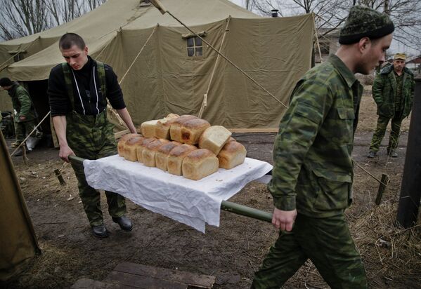 Ополченцы несут хлеб для раздачи жителям Чернухино, Украина