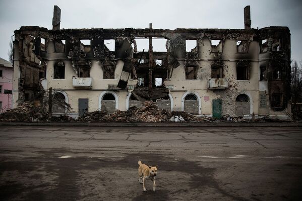 Разрушенное здание в Углегорске, Украина
