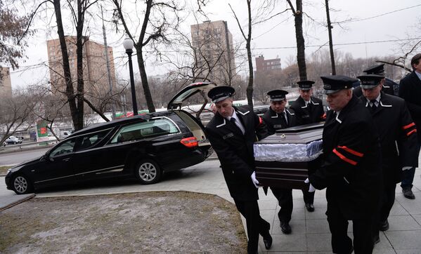 Сотрудники ритуальной службы перенсоят гроб Бориса Немцова у Сахаровского центра