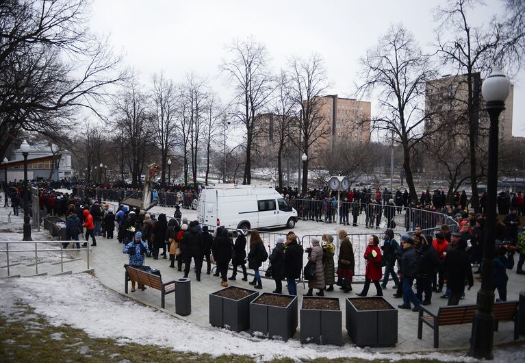 Жители Москвы во время церемонии прощания с политиком Борисом Немцовым в Сахаровском центре