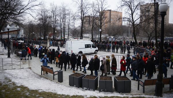 Жители Москвы во время церемонии прощания с политиком Борисом Немцовым в Сахаровском центре