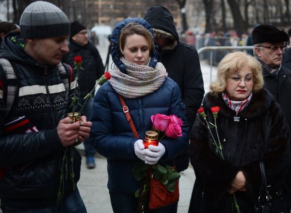 Жители Москвы у Сахаровского центра перед церемонией прощания с политиком Борисом Немцовым
