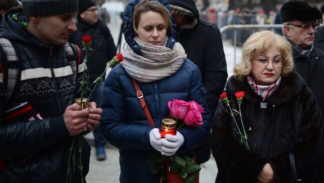 Жители Москвы у Сахаровского центра перед церемонией прощания с политиком Борисом Немцовым