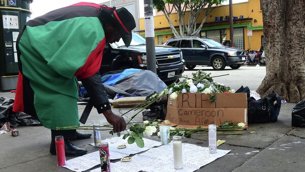 Цветы на месте убийства бездомного сотрудниками полиции в Лос-Анджелесе