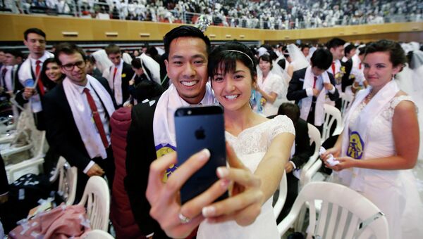 Участники массовой свадьбы в Южной Корее