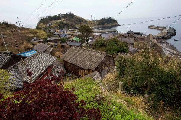 Вид на рыболовецкую деревню на острове Аошима, Япония