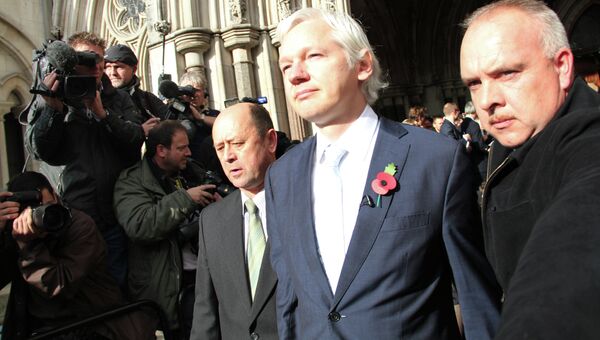 Основатель сайта Wikileaks Джулиан Ассанж у здания Высокого Лондонского суда