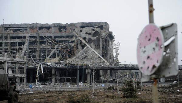 Разрушенный в результате боевых действий аэропорт города Донецка