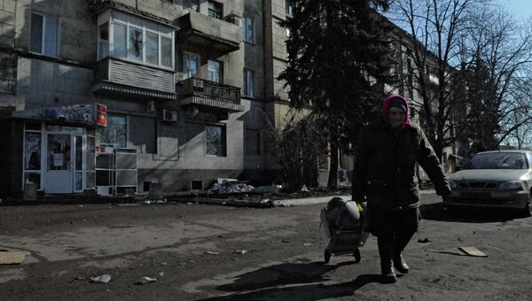 Жительница на одной из улиц в городе Дебальцево Донецкой области. Архивное фото