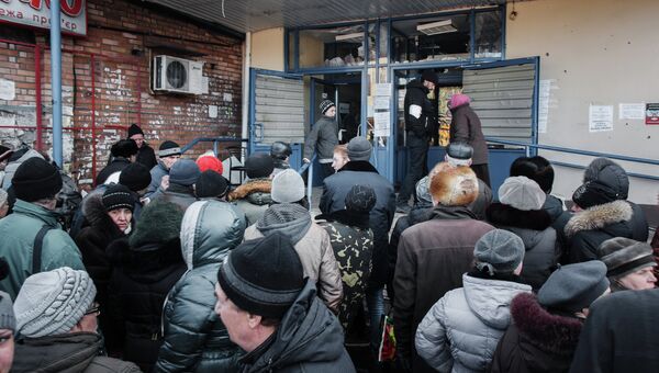 Жители Дебальцево в очереди за гуманитарной помощью в центре города. Архивное фото