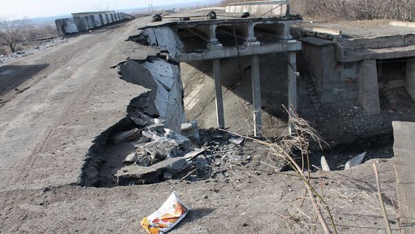 Разрушенный автомобильный мост через железную дорогу в районе города Дебальцево