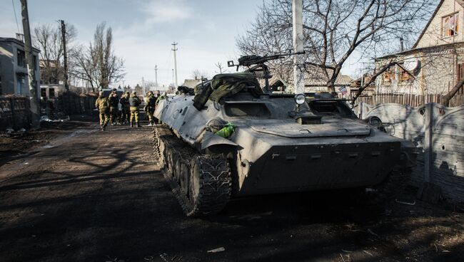 БТР ополченцев Донецкой народной республики (ДНР) на окраине Дебальцово. Архивное фото