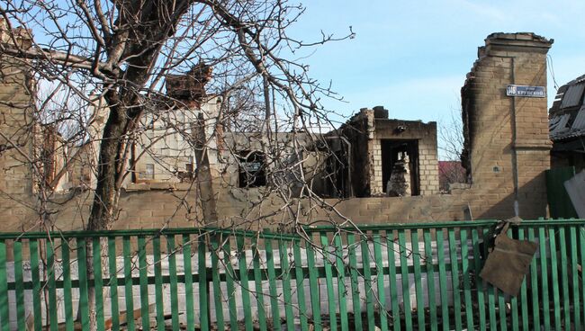 Разрушенный в результате обстрелов частный дом в городе Дебальцево. Архивное фото