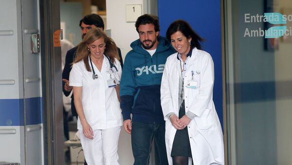Гонщик Фернандо Алонсо покидает больницу, в которую он был госпитализирован после аварии. 25 февраля 2015