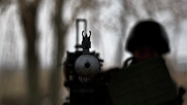 Солдат ВСУ с крупнокалиберным пулеметом на блок-посту возле Курахово, Украина
