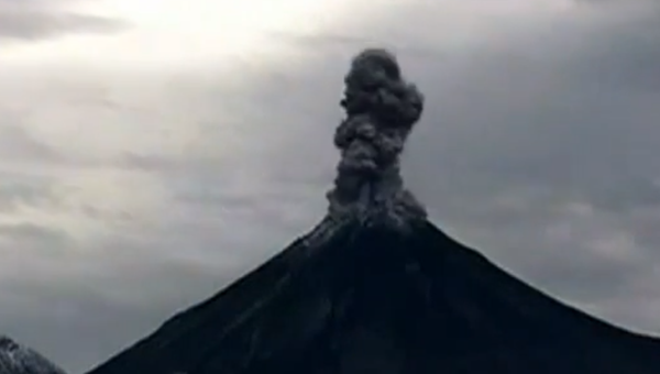 Как извергается вулкан
