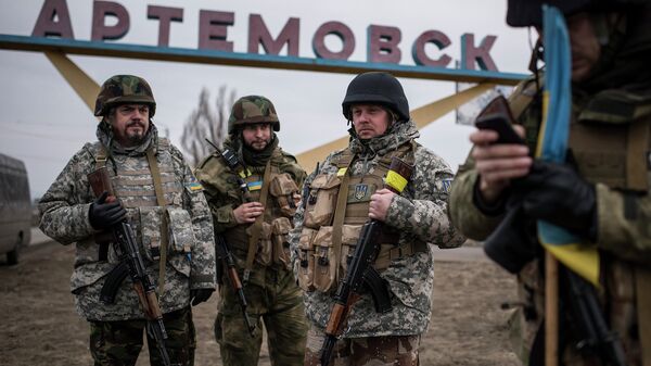 Украинские военнослужащие на окраине Артемовска. Архивное фото