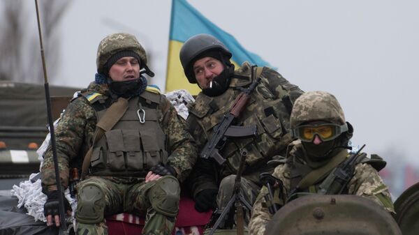 Украинские военнослужащие на бронетехнике под Артемовском. Архивное фото