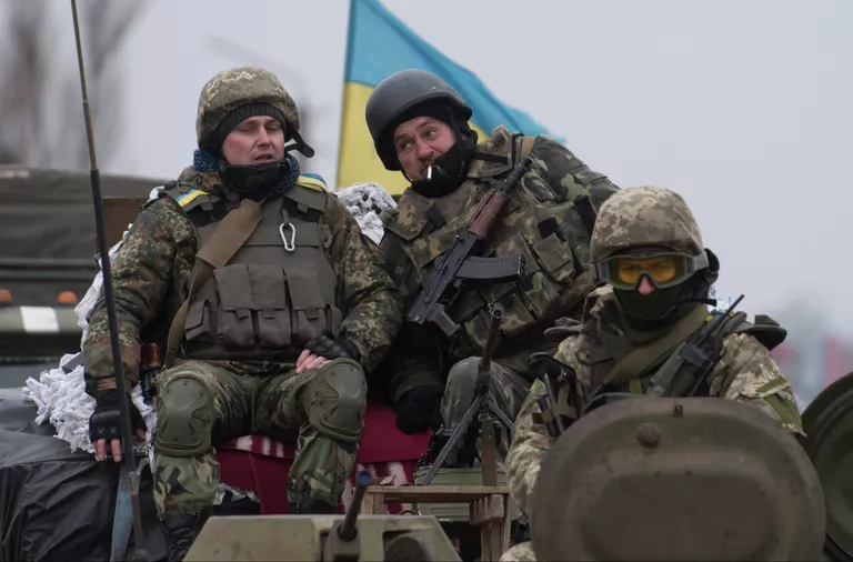 Украинские военнослужащие на бронетехнике возле Артемовска, Донецкая область Украинские военнослужащие на бронетехнике возле Артемовска, Донецкая область